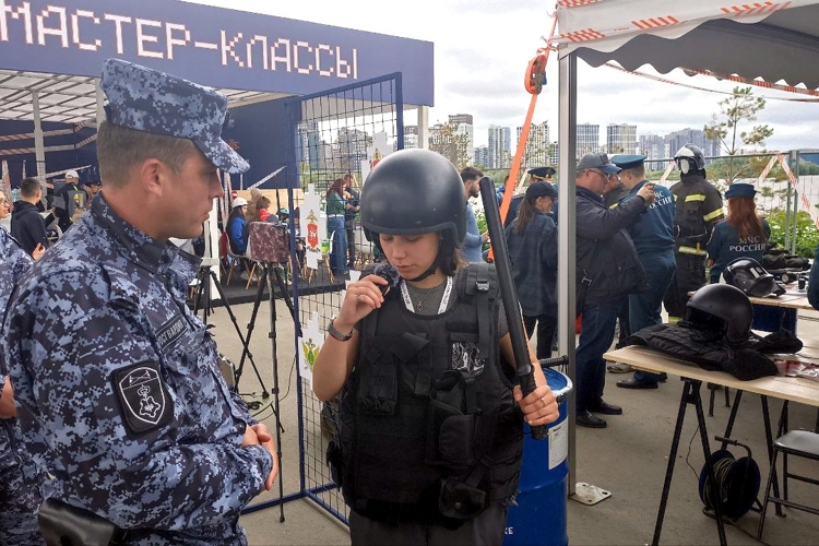 В Казани в День молодёжи посетителям парка Урам рассказали о службе в Росгвардии 