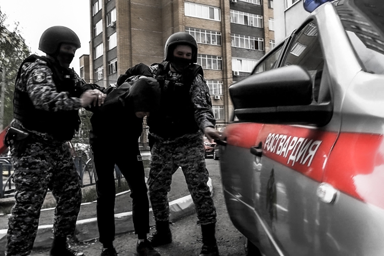 В Бугульме наряд вневедомственной охраны задержал двоих подозреваемых в грабеже соседа по дому