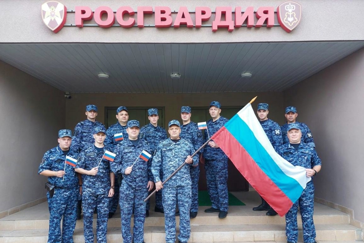 В Нижнекамске сотрудники Росгвардии провели патриотические мероприятия ко Дню Государственного флага Российской Федерации 
