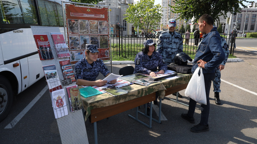 Мобильный агитационный пункт Росгвардии провел работу в столице Татарстана