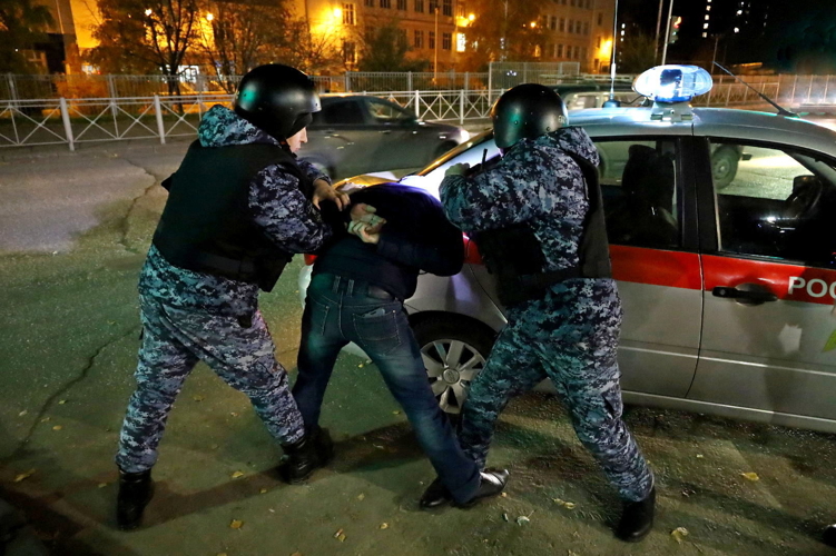 В Татарстане сотрудники вневедомственной охраны Росгвардии по срабатыванию тревожной сигнализации задержали троих граждан 