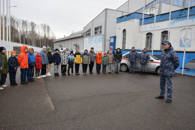 В Казани сотрудники вневедомственной охраны Росгвардии встретились с участниками Регионального отделения общероссийского патриотического движения «Гвардейская смена»
