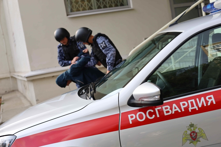 В Нижнекамске сотрудники Росгвардии задержали двух мужчин, один из которых подозревается в стрельбе из пневматического пистолета в работницу кафе
