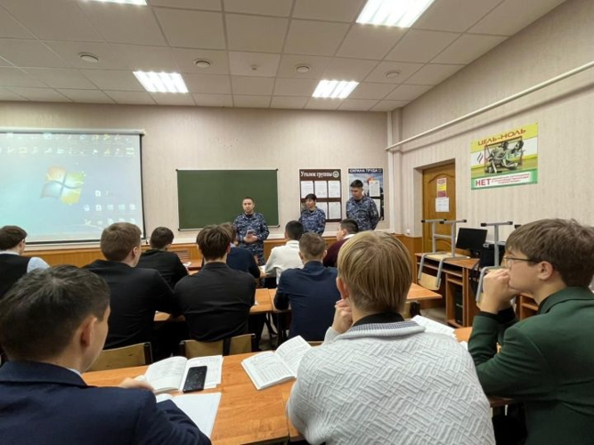 В Лениногорске сотрудники вневедомственной охраны Росгвардии провели встречу со студентами политехнического колледжа 