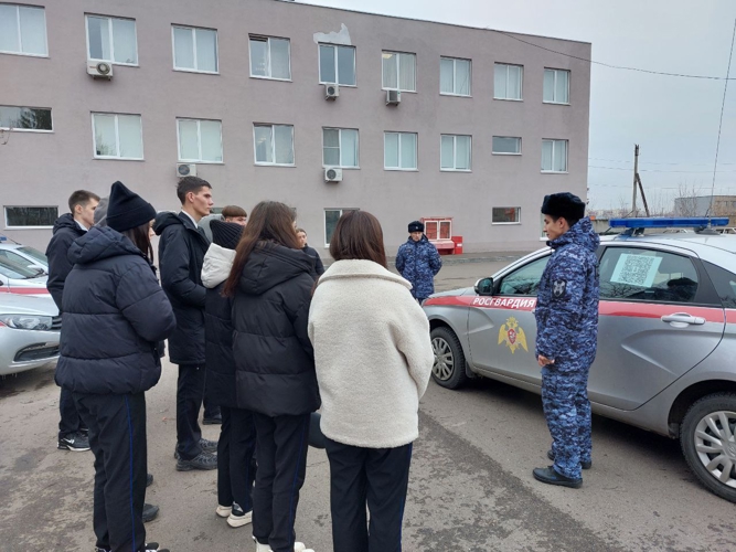 В Нижнекамске сотрудники вневедомственной охраны Росгвардии провели для студентов «День открытых дверей» 