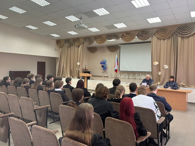 В Татарстане сотрудники вневедомственной охраны проводят тематические уроки для школьников и знакомят их со службой в Росгвардии