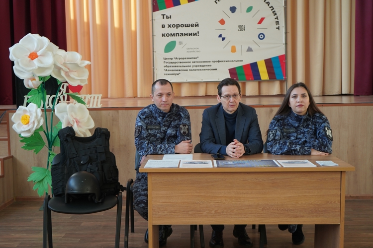 В Азнакаевском районе Татарстана сотрудники вневедомственной охраны Росгвардии провели занятие для студентов политехнического техникума 