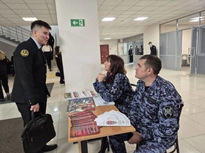 В Казани сотрудники Росгвардии провели профориентационную встречу со студентами юридического колледжа 