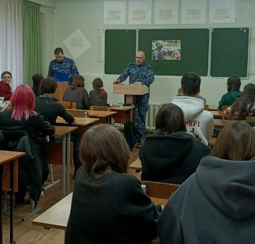 В Набережных Челнах сотрудники вневедомственной охраны Росгвардии провели информационное занятие для учащихся экономико-правового колледжа