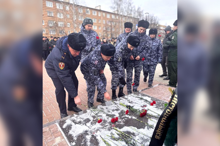 В Чистополе росгвардейцы почтили память Героев Отечества
