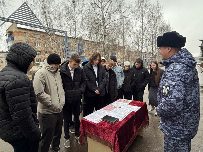 В Менделеевске сотрудники вневедомственной охраны Росгвардии провели профориентационный урок для школьников 