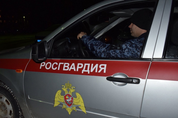 В Нижнекамске сотрудники Росгвардии задержали подозреваемого в краже денег с утерянной банковской карты 