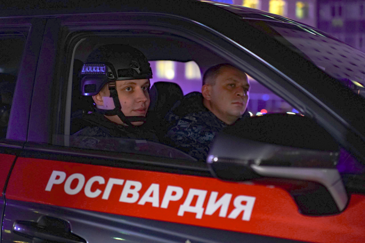 Сотрудники вневедомственной охраны Управления Росгвардии по Республике Татарстан приняли участие во флешмобе единства народов России (видео)