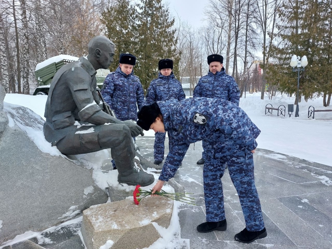 В Нижнекамске сотрудники вневедомственной охраны Росгвардии почтили память воинов - интернационалистов 