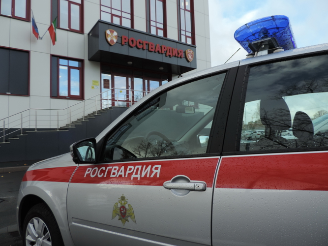 В Набережных Челнах росгвардейцы задержали подозреваемую в краже из торгового центра 