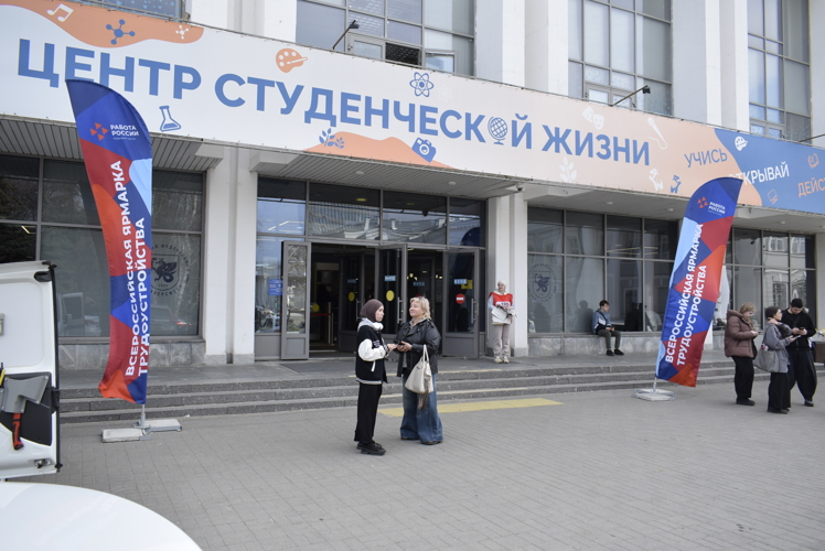 В  Казани сотрудники вневедомственной охраны Росгвардии приняли участие во Всероссийской ярмарке трудоустройства «Работа России. Время возможностей» 