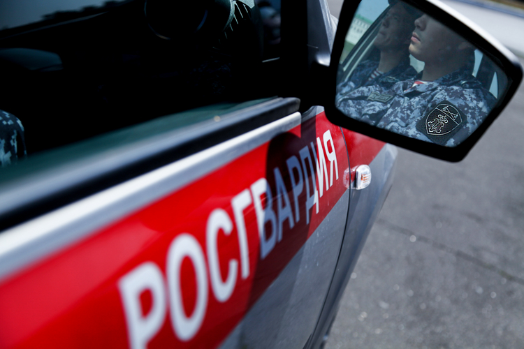 Росгвардейцы в Казани задержали ранее судимого мужчину по подозрению в двух кражах дорогой парфюмерии из гипермаркета