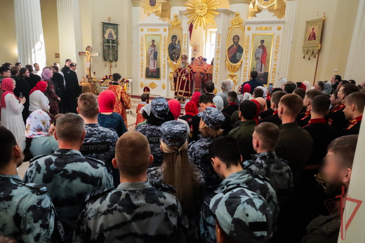 В Казани сотрудники Росгвардии приняли участие в богослужении в День памяти великомученика и Победоносца Георгия