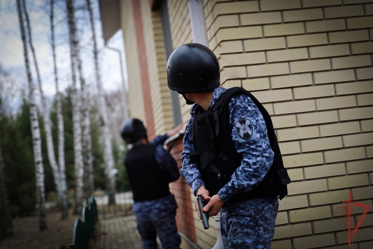 В Альметьевске сотрудники Росгвардии по срабатыванию охранной сигнализации задержали подозреваемую в проникновении в частный дом