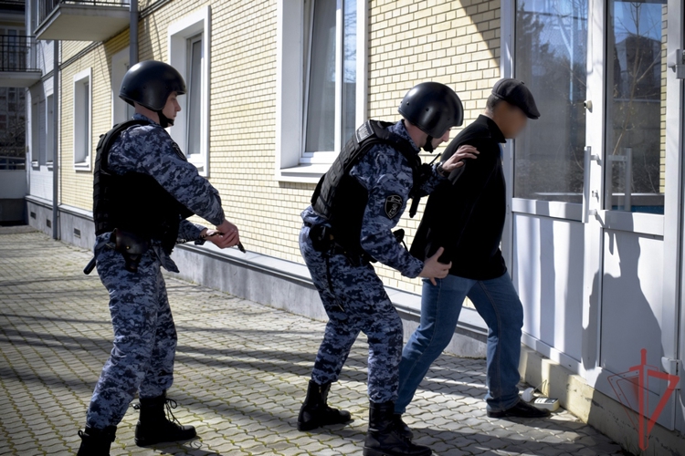 В Казани росгварейцы совместно с сотрудниками полиции задержали подозреваемого в убийстве 