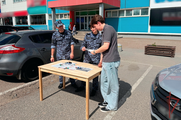 В г. Зеленодольске провела работу агитационная группа сотрудников вневедомственной охраны Росгвардии