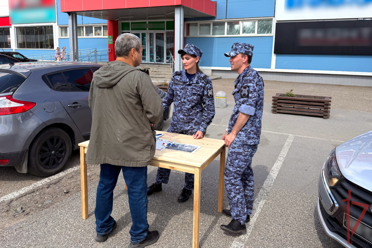 В г. Зеленодольске провела работу агитационная группа сотрудников вневедомственной охраны Росгвардии