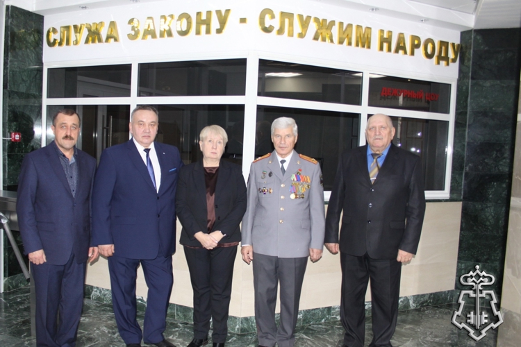 Начальник Управления вневедомственной охраны Татарстана полковник полиции Роман Гордеев поздравил ветеранов с Днем пожилых людей