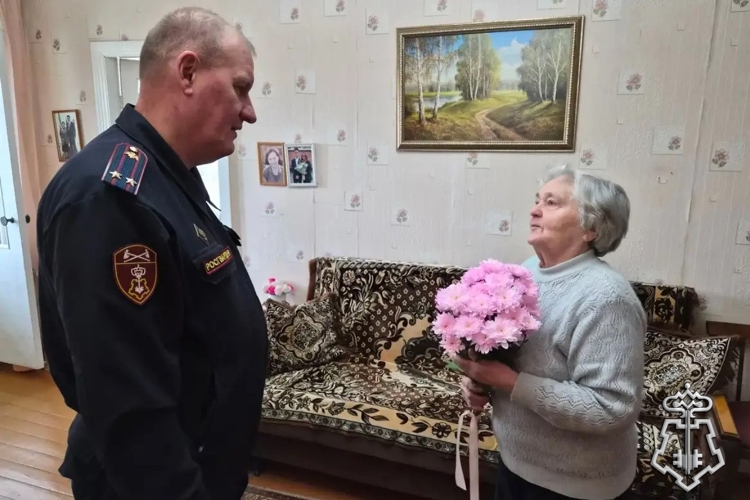 В Татарстане сотрудники вневедомственной охраны Росгвардии поздравили ветеранов ведомства с Днем пожилого человека 