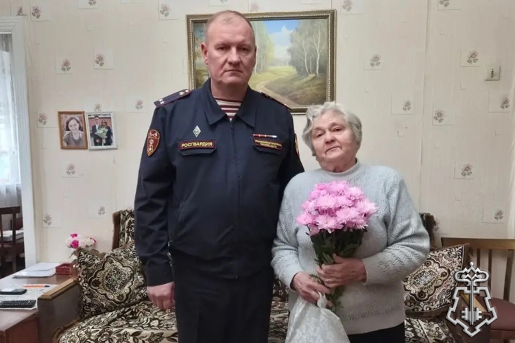 В Татарстане сотрудники вневедомственной охраны Росгвардии поздравили ветеранов ведомства с Днем пожилого человека 
